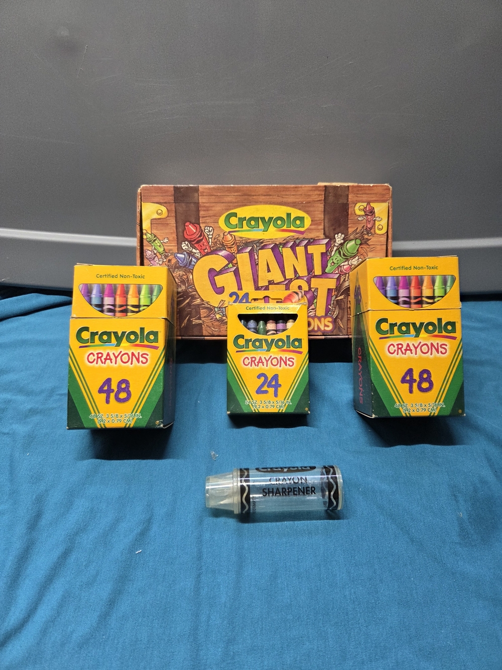 Vtg 1997 Crayola Giant Chest Crayons 120 Colors Some Retired Clear Sharpener